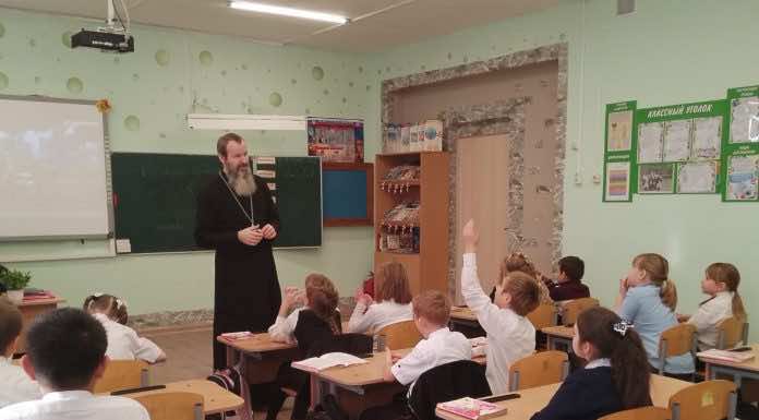 Священник провел урок в классе казачьей направленности