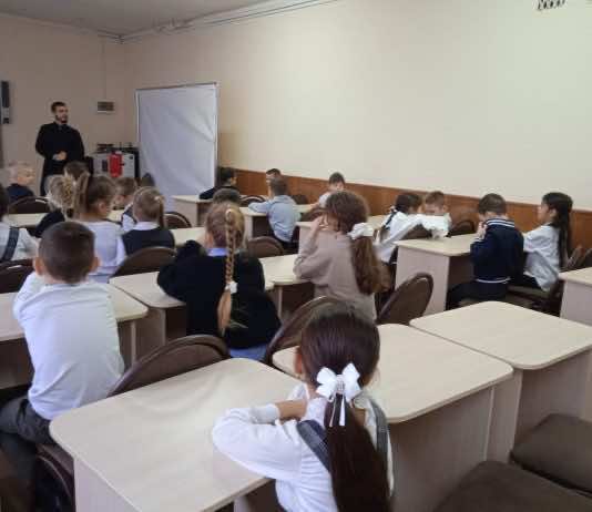 В Горячем Ключе клирик побеседовал со школьниками о Рождестве Христовом и Новом годе