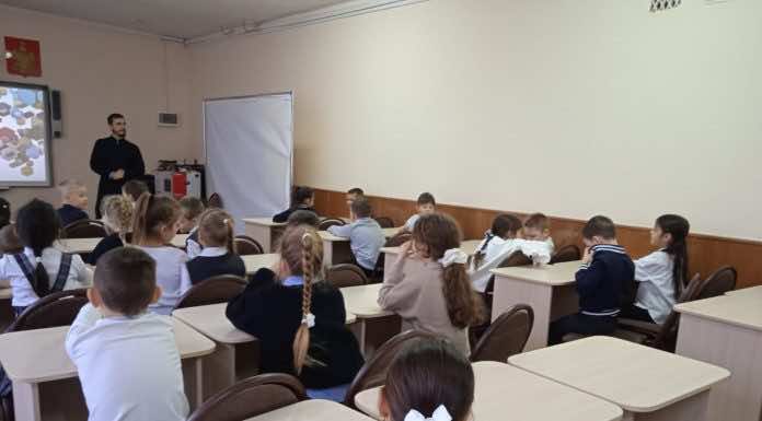 В Горячем Ключе клирик побеседовал со школьниками о Рождестве Христовом и Новом годе