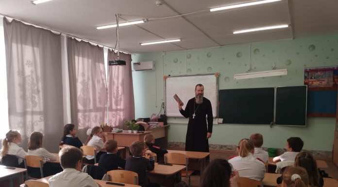 Священник провел урок в казачьем классе
