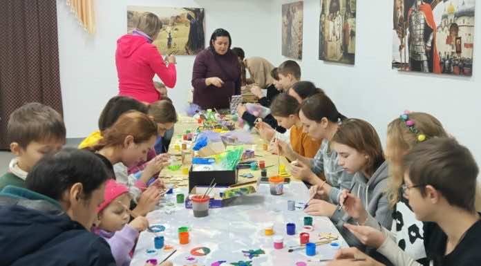 В Троицком храме состоялся мастер-класс по изготовлению рождественских игрушек