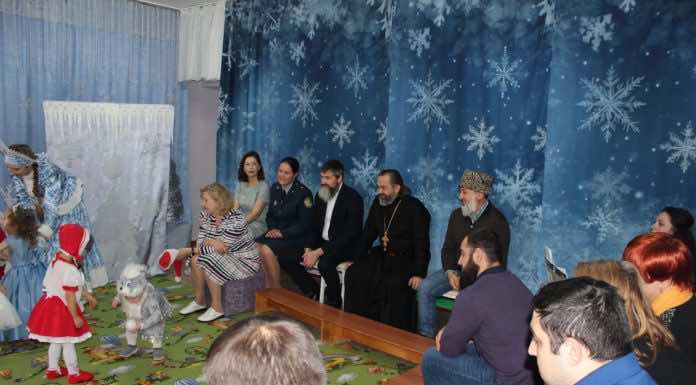 Прихожане храма Святителя Николая Чудотворца передали подарки для воспитанников детского дома и женской колонии