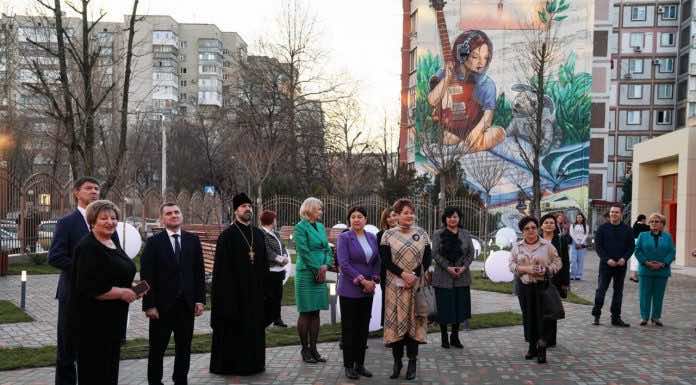 Протоиерей Сергий Лопасов освятил новый концертный зал Межшкольного эстетического центра