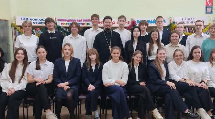 Священник рассказал школьникам о традициях празднования Рождества Христова