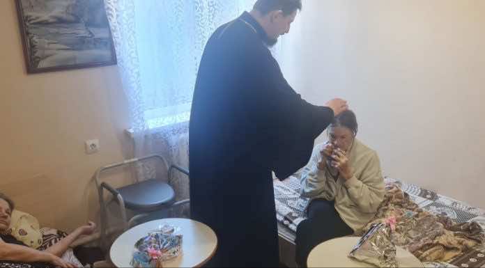 Протоиерей Константин Ланцев и сестры милосердия посетили пансионат для пожилых людей