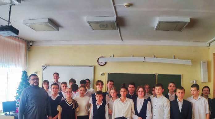 Штатный диакон храма Покрова Пресвятой Богородицы рассказал школьникам о празднике Богоявления