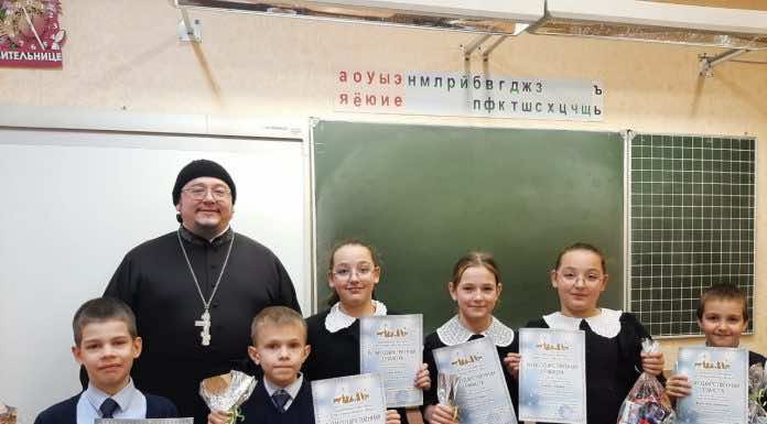 Штатный клирик храма преподобного Сергия Радонежского наградил участников благотворительной ярмарки