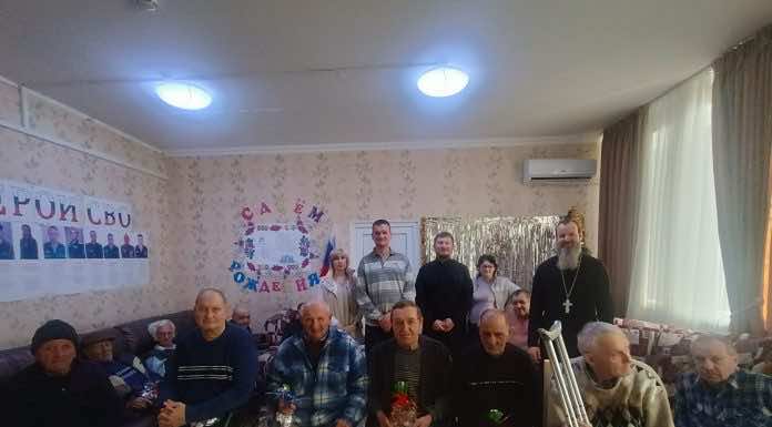 Священник поздравил с Рождеством Христовым подопечных дома-интерната для престарелых и инвалидов