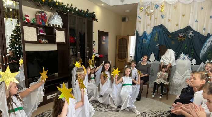 Воспитанники воскресной школы подарили радость детям из социального реабилитационного центра