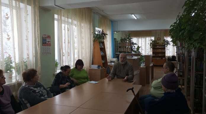 Благочинный встретился с участниками литературного клуба Северской районной библиотеки