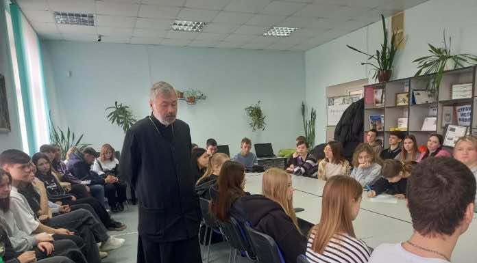 Священник встретился со студентами Пашковского сельскохозяйственного колледжа