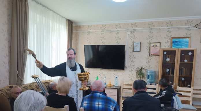 Настоятель храма Рождества Пресвятой Богородицы села Львовского посетил интернат для престарелых и инвалидов