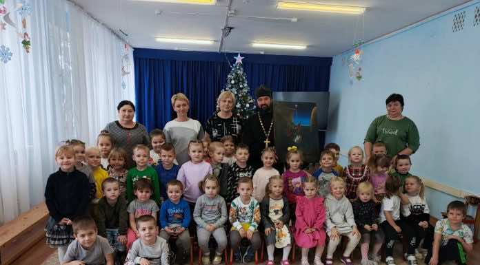 Священник рассказал воспитанникам детского сада о Рождестве Христовом