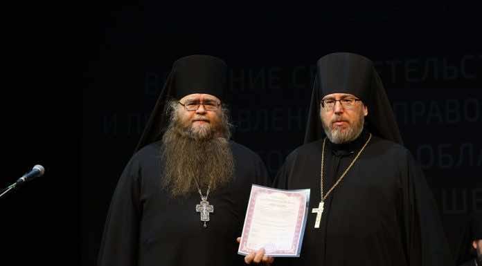 Руководитель курсов для монашествующих иеромонах Корнилий (Иванов) получил Представления и Свидетельства об аккредитации курсов