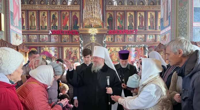 Митрополит Василий совершил Литургию в храме Рождества Христова города Краснодара