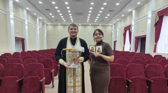 Настоятель храма Успения Пресвятой Богородицы освятил дом культуры