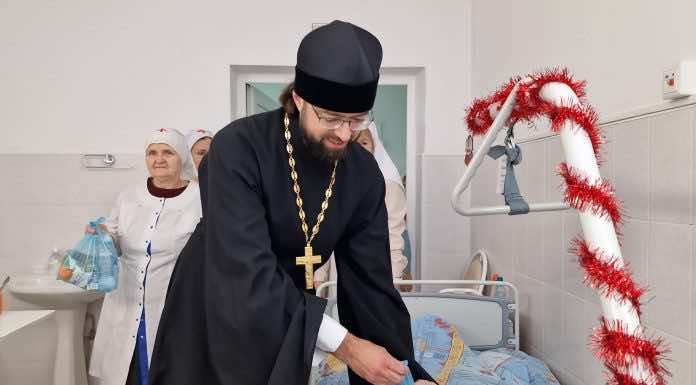 Священник вместе с сёстрами милосердия посетил хоспис