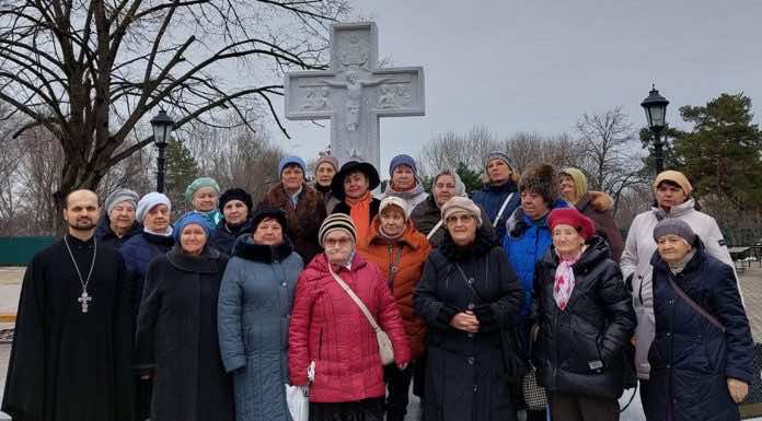 Участники клуба «Православный час» посетили храм Святого Духа