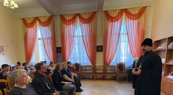 Протоиерей Сергий Лопасов поздравил сотрудников библиотеки им. А.С. Пушкина с Рождеством Христовым и Крещением Господним