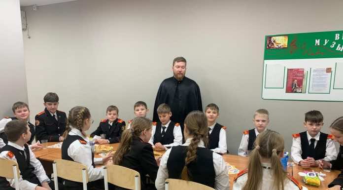 Диакон Дионисий Пылаев провел беседу с учениками казачьего класса