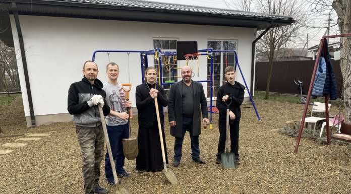 Священник и прихожане храма апостола Андрея Первозванного облагородили территорию дома-интерната «Ромашкин дом»