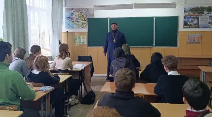В Горячем Ключе в преддверии Дня православной молодежи священник посетил школу
