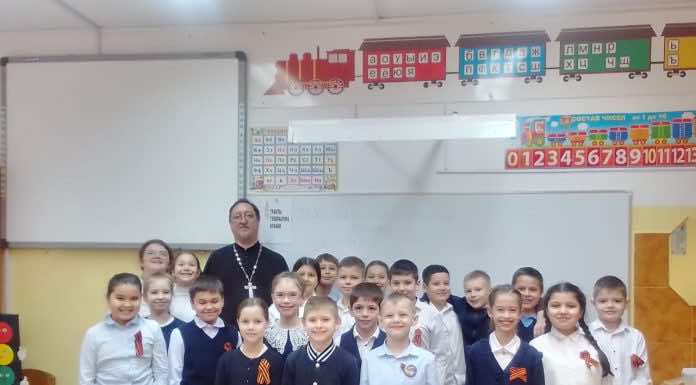 Протиерей Роман Андропов провел беседы с учениками начальных классов