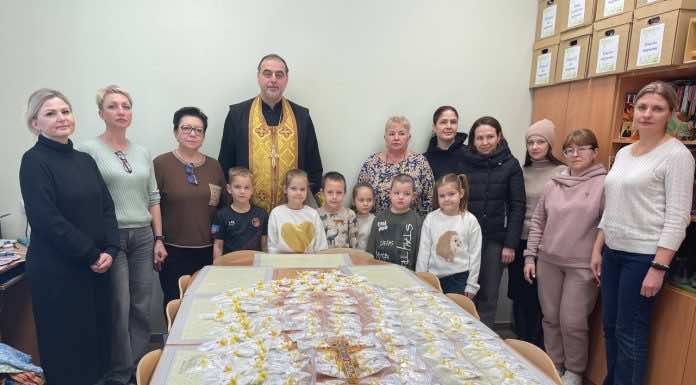 Благочинный освятил ангелочков для участников СВО