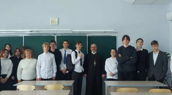 В Горячем Ключе священники поздравили школьников с Днём православной молодежи