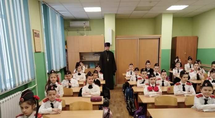 Протоиерей Николай Юдин провёл беседу в казачьем классе