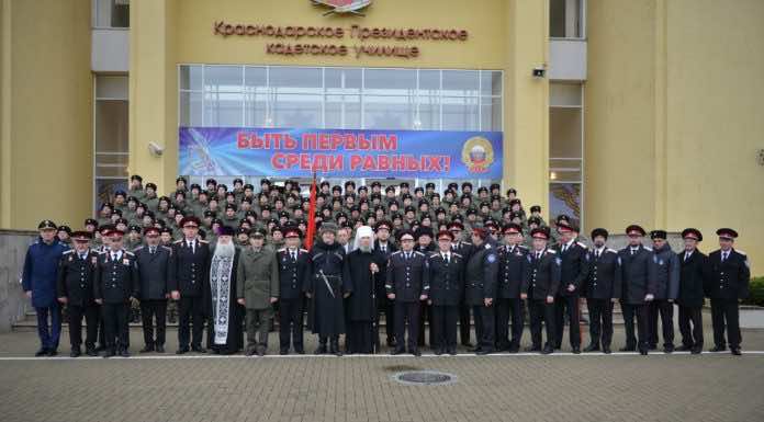 Митрополит Василий посетил церемонию отправки казаков для участия в Параде Победы