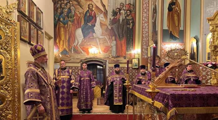 В канун Крестопоклонной Недели митрополит Василий совершил Всенощное бдение с изнесением древ Животворящего Креста Господня