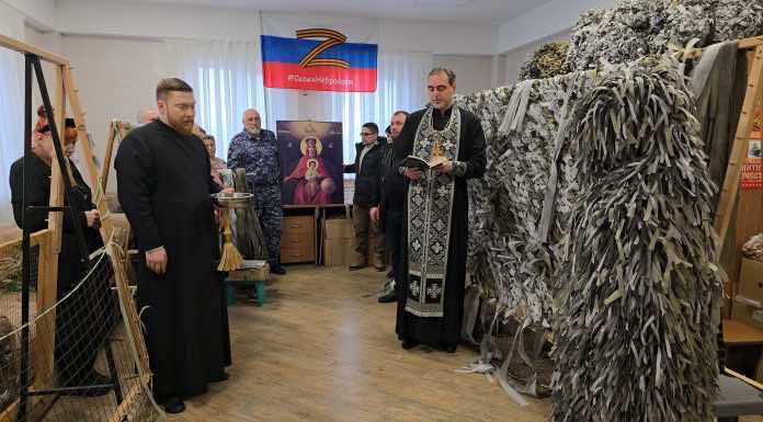 Благочинный освятил маскировочные сети для военнослужащих