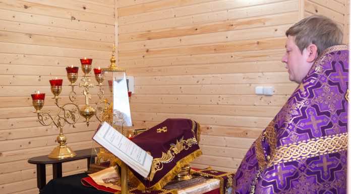 Во временном храме в честь иконы Божией Матери «Знамение» состоялась первая Божественная литургия