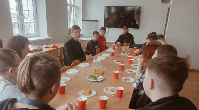 Студенты гуманитарно-технологического колледжа встретились со священнослужителями в храме преподобного Сергия Радонежского