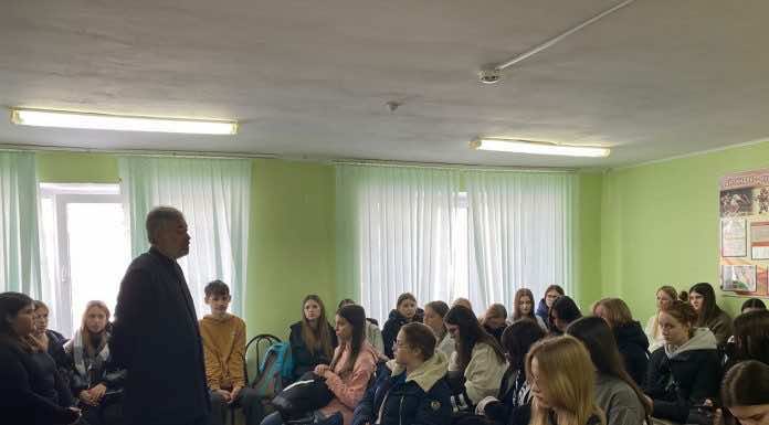 Священник встретился со студентами колледжа