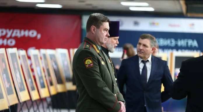 Священник посетил открытие фотовыставки «Сердца, оставшиеся в строю», посвященной погибшим участникам СВО