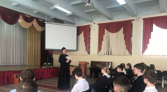 Протоиерей Роман Андропов провел беседу дл школьников