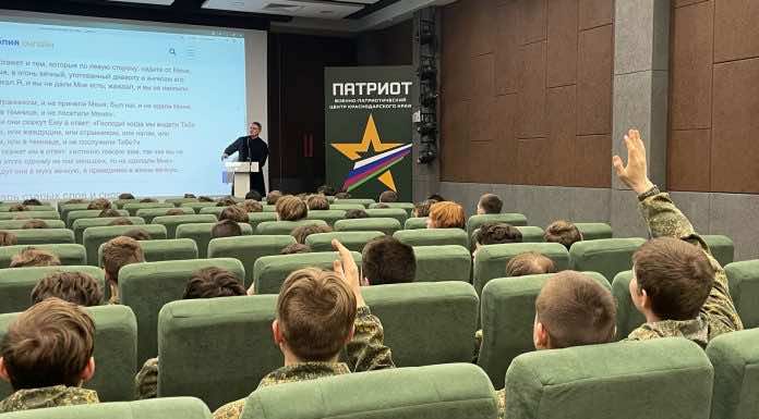 Помощник благочинного по миссионерской работе посетил военно-патриотический центр «Патриот»