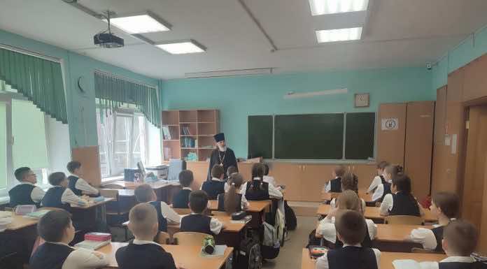 В День православной книги протоиерей Александр Ананян встретился с учениками школы № 52