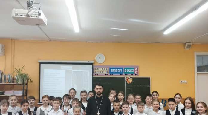 Клирик храма Георгия Победоносца города Краснодара рассказал школьникам о Дне православной книги