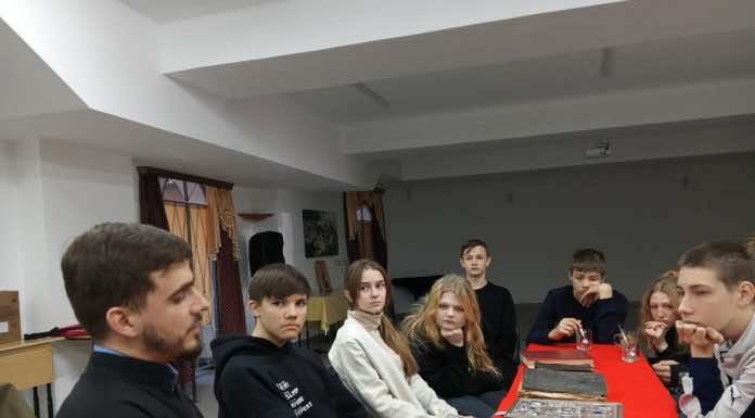 В Троицком храме для молодежи провели встречу, посвященную Дню православной книги