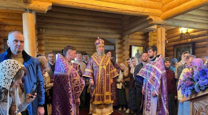 В Неделю преподобного Иоанна Лествичника митрополит Василий возглавил престольный праздник храма преподобного Алексия, человека Божия, в Краснодаре