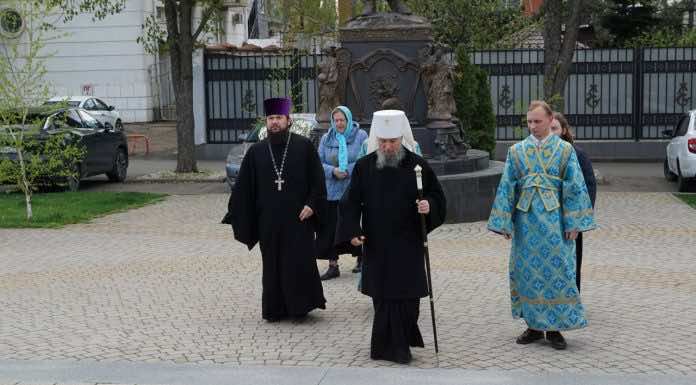 Накануне праздника Благовещения Пресвятой Богородицы в войсковом Александро-Невском соборе Краснодара митрополит Василий совершил всенощное бдение