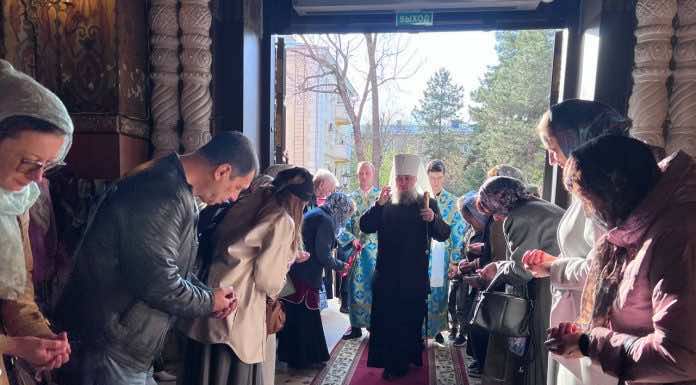 Накануне праздника Похвалы Божией Матери и дня памяти мученика Василия Мангазейского митрополит Василий совершил богослужение кафедральном соборе