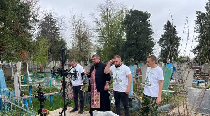 Штатный клирик храма Святой Троицы станицы Динской протоиерей Сергий Покорук провёл субботник на кладбище
