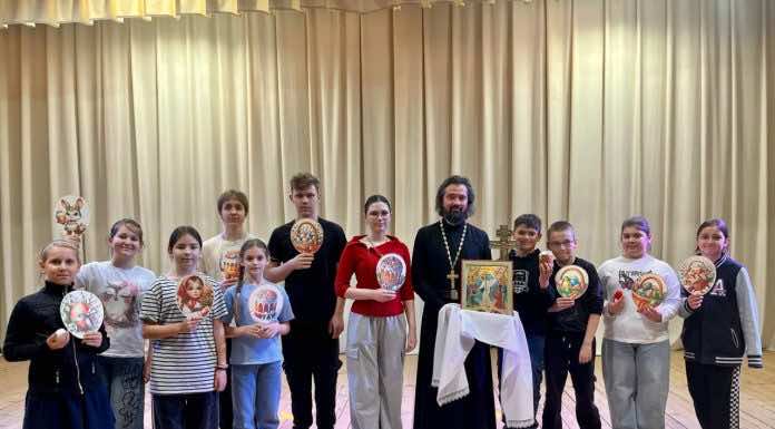 Иерей Павел Максимец поздравил с Пасхой Господней воспитанников детского сада и дворца культуры