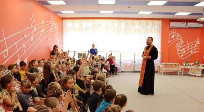 Священник Свято-Троицкого храма станицы Динской посетил детские сады