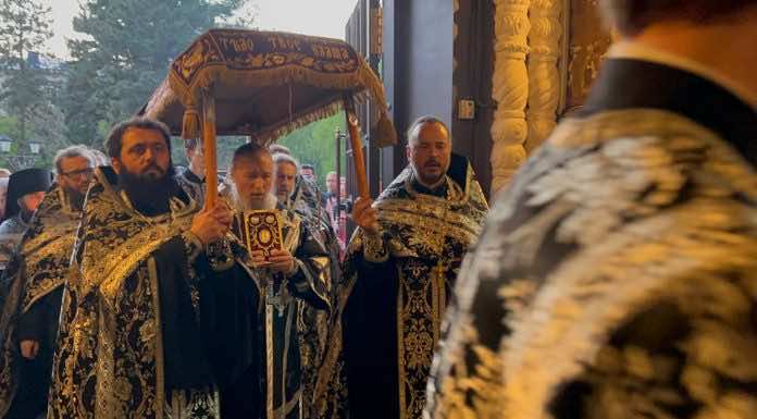 Митрополит Василий совершил утреню с чином погребения Плащаницы Спасителя в Свято-Екатерининском кафедральном соборе