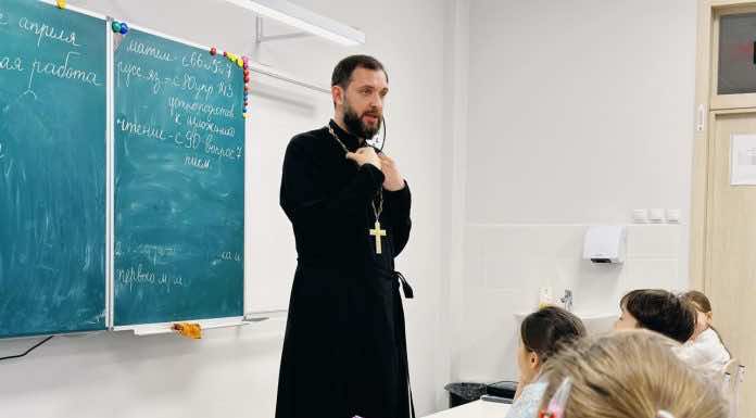 Иерей Давид Хачатурян провел беседу с учениками краснодарской школы